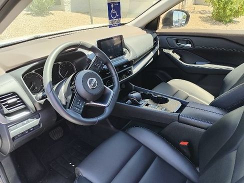 Used 2023 Nissan Rogue SV w/ SV Premium B Package FWD image 2