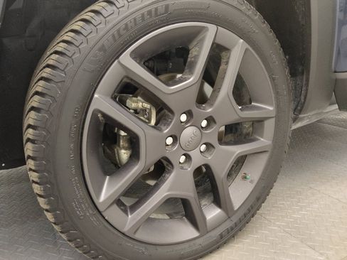 Used 2021 Jeep Renegade Latitude AWD/4WD image 31