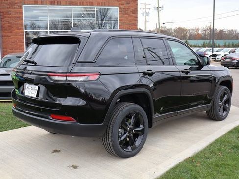 New 2025 Jeep Grand Cherokee Altitude image 32