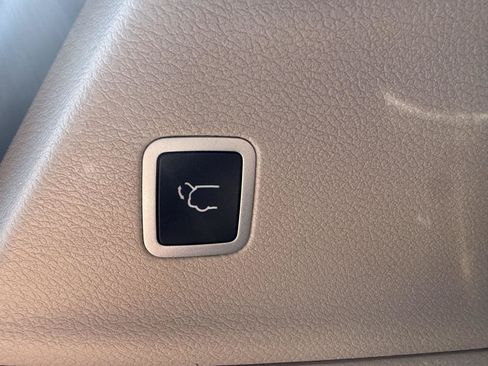 Used 2023 Chrysler Voyager LX FWD image 4