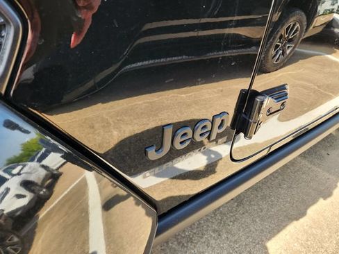 Used 2024 Jeep Gladiator Sport AWD/4WD image 10