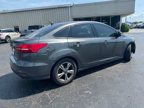 Used 2017 Ford Focus SE FWD image 3