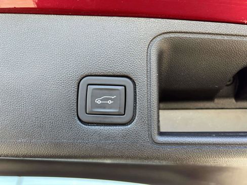 Used 2023 GMC Terrain SLE w/ Driver Convenience Package image 10