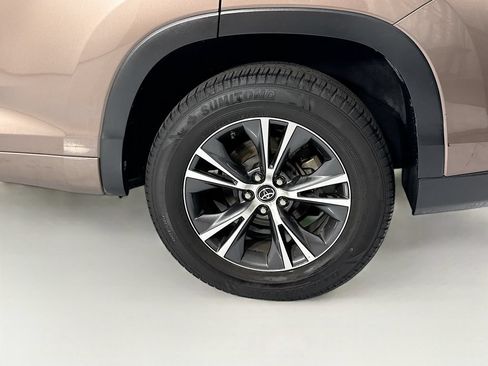 Used 2018 Toyota Highlander Plus FWD image 31