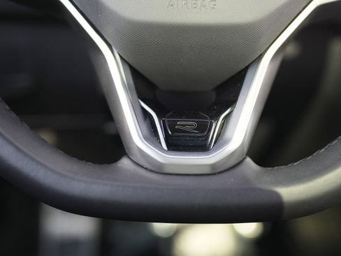 Certified 2022 Volkswagen Tiguan SE R-Line image 22