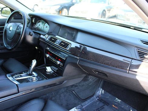 Used 2011 BMW 750i xDrive image 17