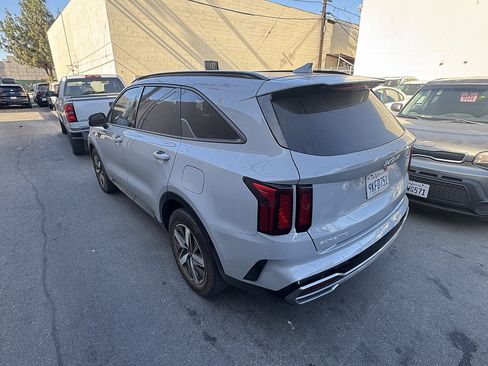 Used 2023 Kia Sorento EX w/ Panoramic Sunroof Package FWD image 3