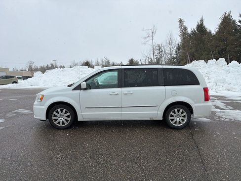 Used 2016 Chrysler Town & Country Touring FWD image 5