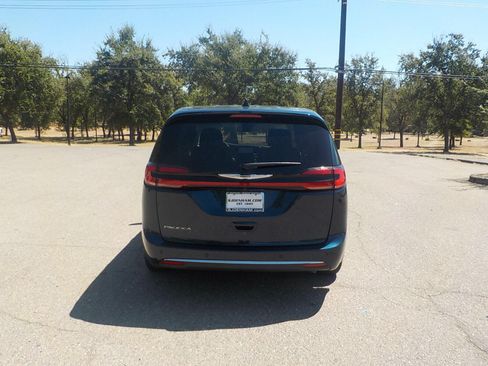 Used 2024 Chrysler Pacifica Touring-L FWD image 6