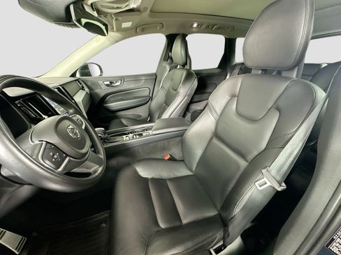 Certified 2018 Volvo XC60 T5 Momentum w/ Convenience Package image 12
