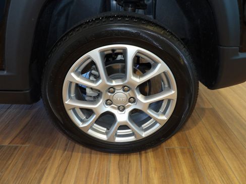 Used 2023 Jeep Compass Latitude w/ Sun and Sound Group AWD/4WD image 9