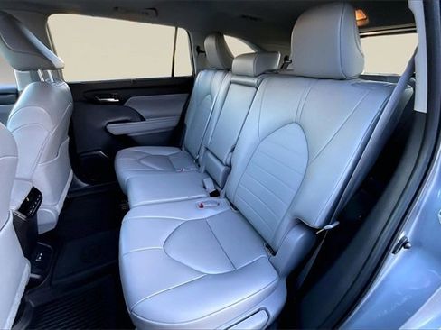 Used 2023 Toyota Highlander XLE image 19