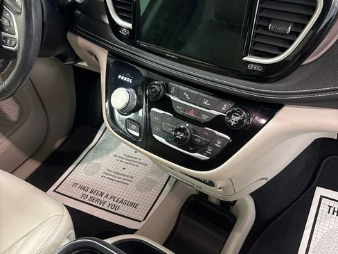 Used 2021 Chrysler Pacifica Touring-L FWD image 24