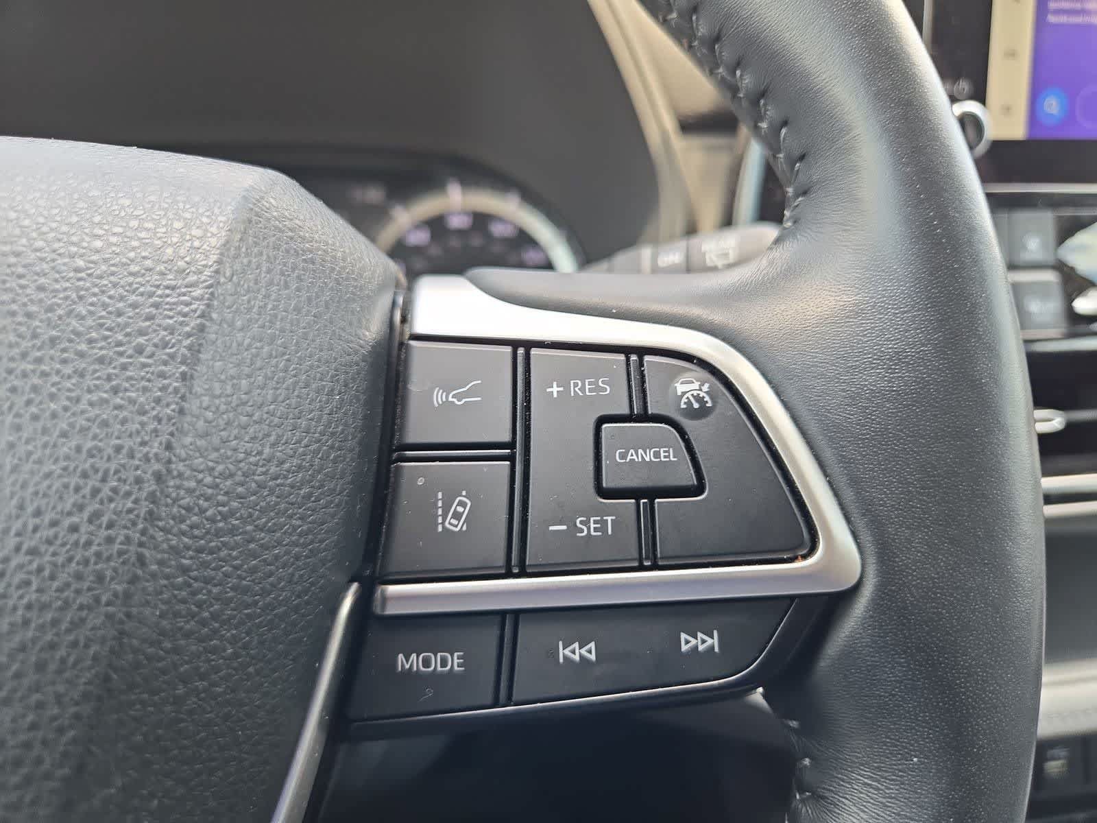 Used 2023 Toyota Highlander LE FWD image 23
