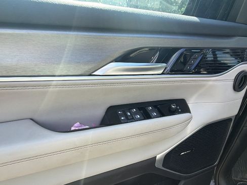 Used 2025 Jeep Wagoneer L 4WD image 15