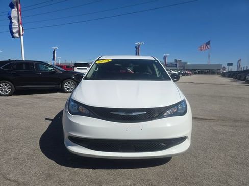 Used 2024 Chrysler Voyager LX image 11