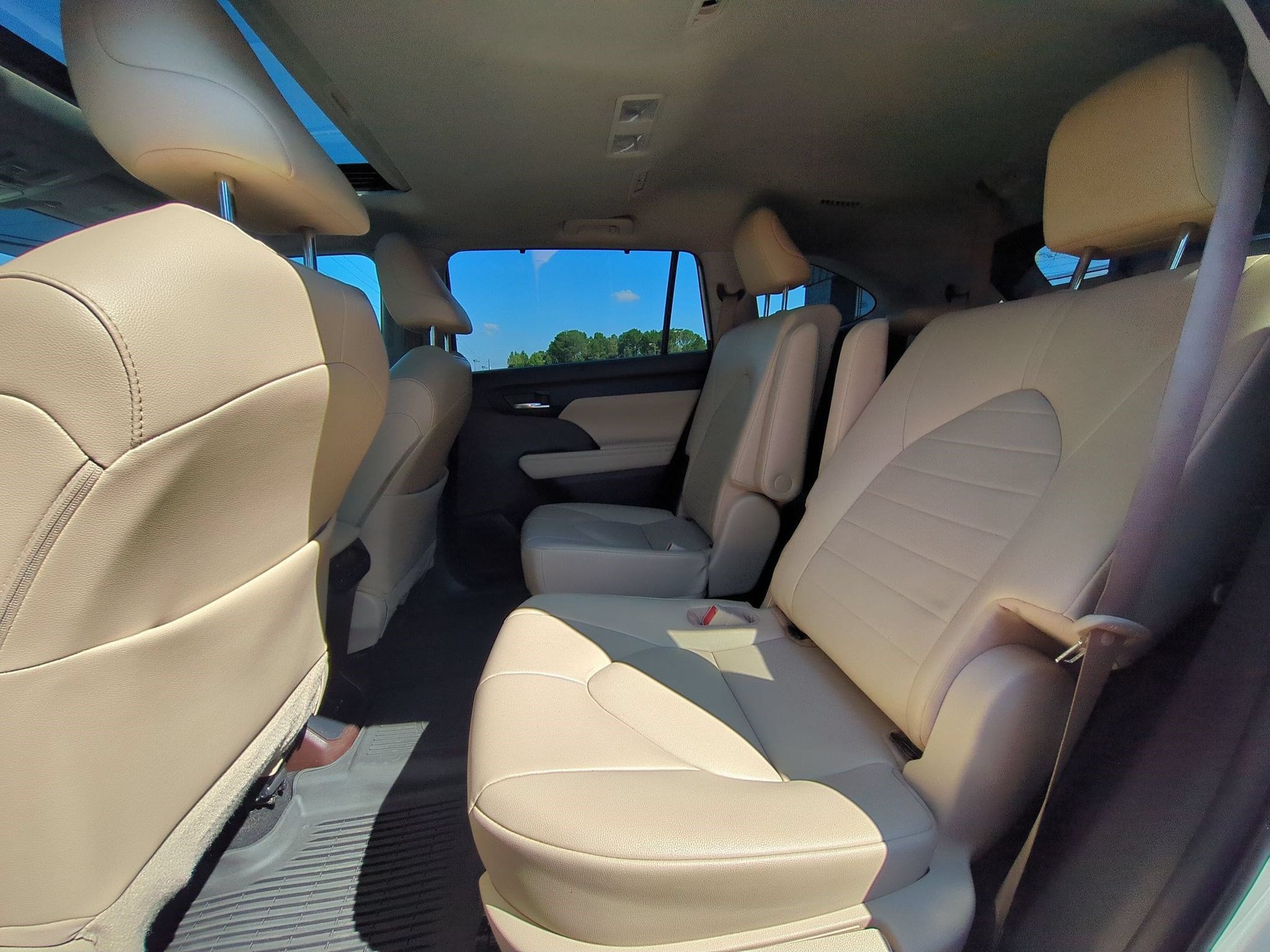 Used 2022 Toyota Highlander XLE FWD image 27