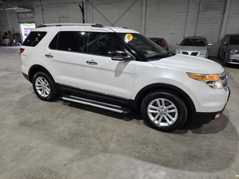 Used 2015 Ford Explorer XLT w/ Equipment Group 202A AWD/4WD image 16