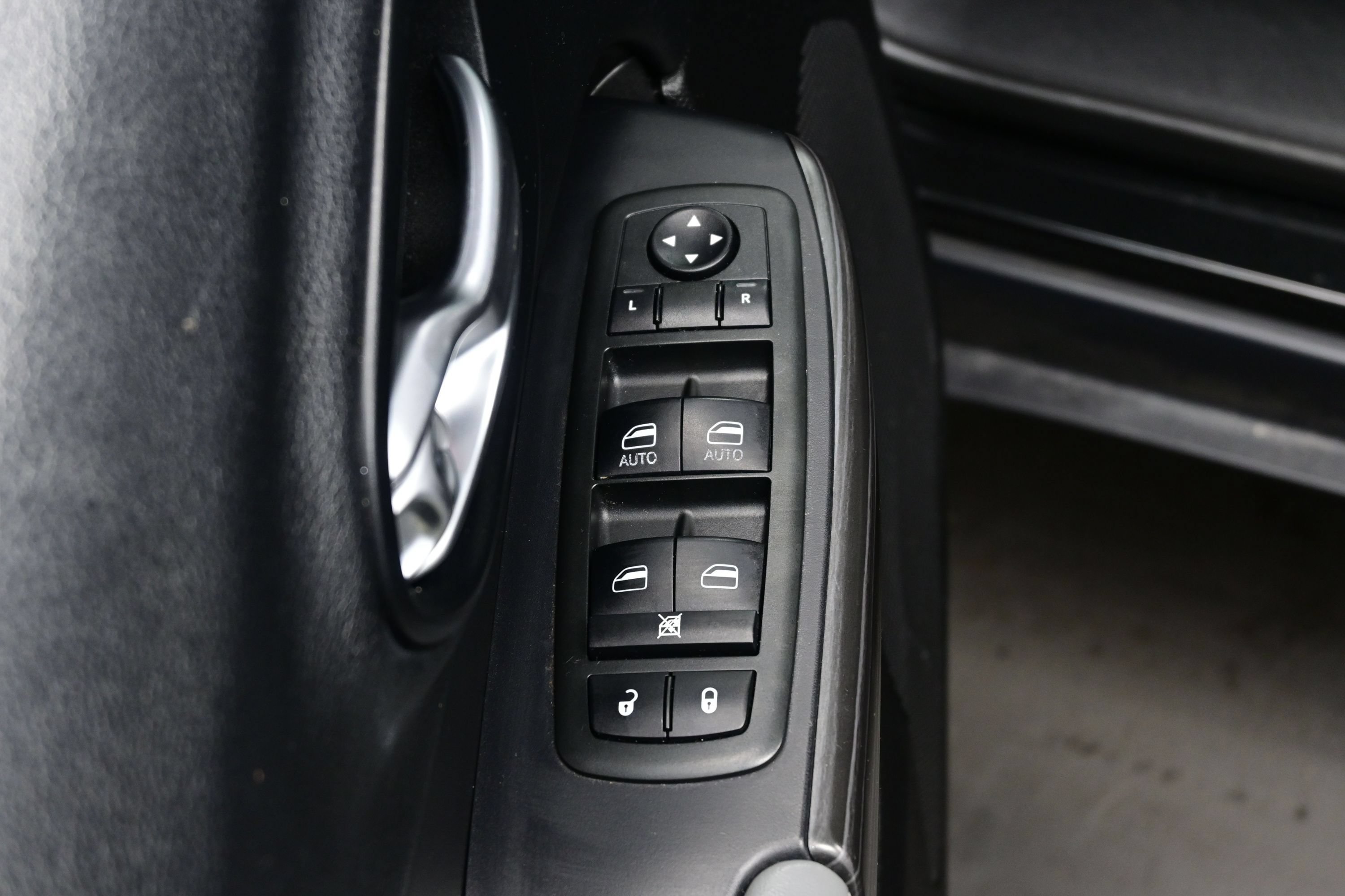Used 2014 Jeep Cherokee Limited w/ Technology Group FWD image 10