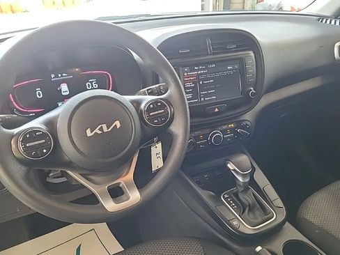 Used 2025 Kia Soul LX w/ LX Technology Package FWD image 3