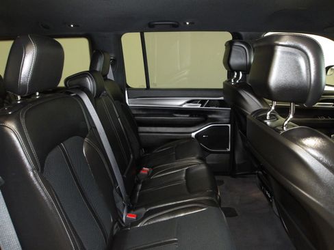 Used 2025 Jeep Wagoneer 4WD image 17