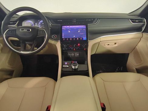 Used 2025 Jeep Grand Cherokee Limited AWD/4WD image 18