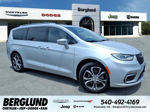 Used 2024 Chrysler Pacifica Pinnacle w/ Trailer Tow Group AWD/4WD image 1