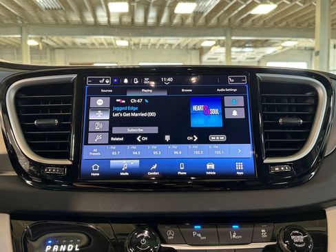 Used 2023 Chrysler Pacifica Touring-L FWD image 17