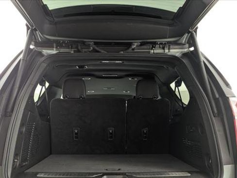 Used 2023 Chevrolet Suburban Premier image 18