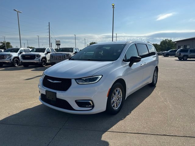 Used 2024 Chrysler Pacifica Touring-L FWD image 3