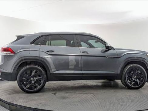 Used 2024 Volkswagen Atlas Cross Sport SE w/ Panoramic Sunroof Package FWD image 9
