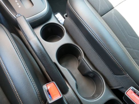 Used 2022 Chevrolet Trax LT w/ LT Convenience Package image 32