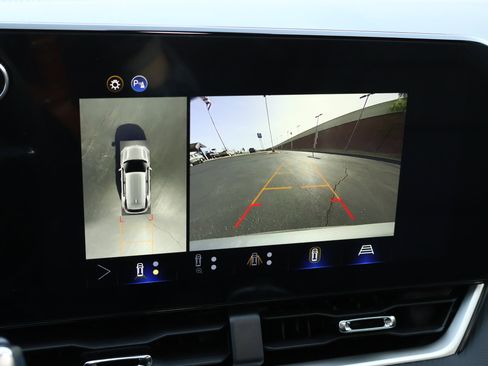 New 2026 Chevrolet Equinox LT w/ Convenience Package II FWD image 4