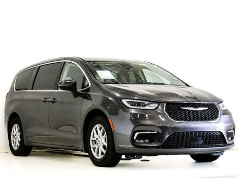 Used 2023 Chrysler Pacifica Touring-L FWD image 1