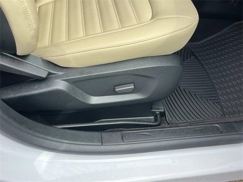 Used 2020 Ford Edge SEL image 24