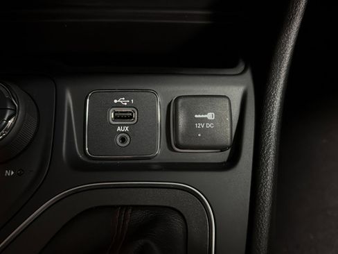 Used 2019 Jeep Cherokee Trailhawk AWD/4WD image 29