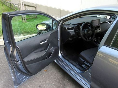 Used 2021 Toyota Corolla LE FWD image 16