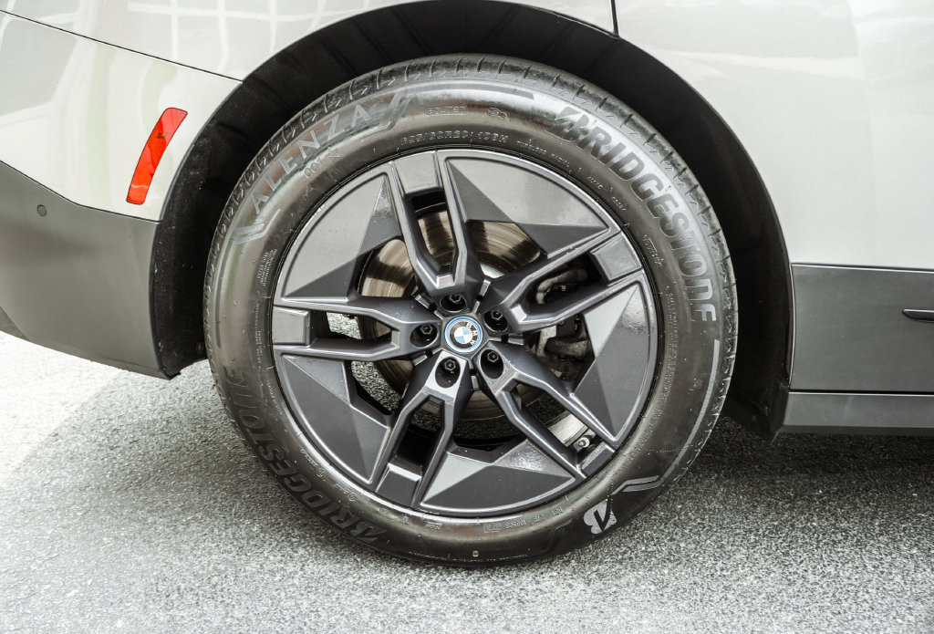 Used 2024 BMW iX xDrive50 w/ Premium Package AWD/4WD image 31
