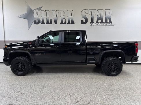 Used 2024 Chevrolet Silverado 2500 ZR2 w/ Technology Package image 11