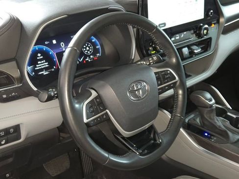 Used 2023 Toyota Highlander Limited AWD/4WD image 30