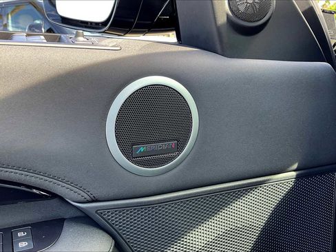 Used 2025 Land Rover Discovery S image 39