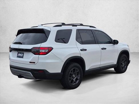 Used 2025 Honda Pilot TrailSport image 5