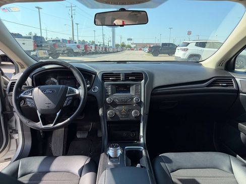 Used 2018 Ford Fusion SE w/ Equipment Group 201A FWD image 26