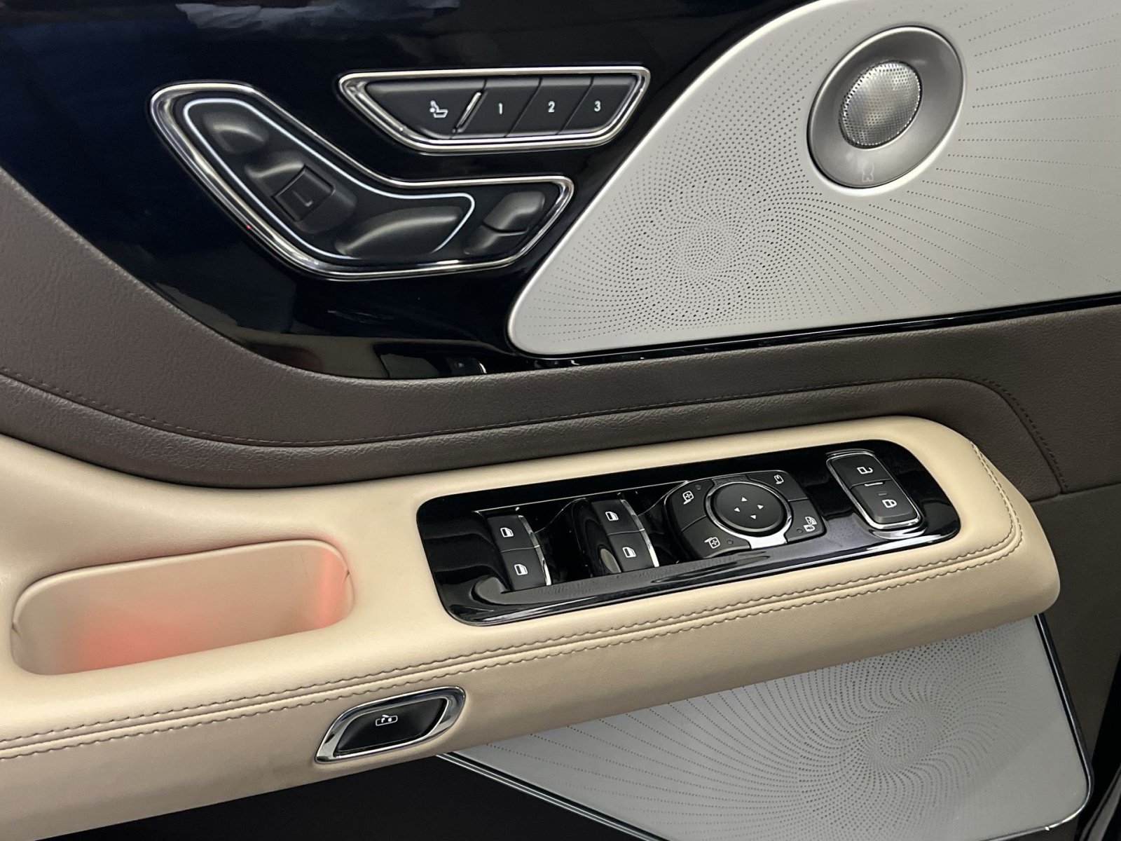 Used 2023 Lincoln Aviator Reserve w/ Equipment Group 201A AWD/4WD image 14