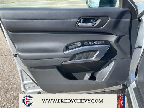 Used 2025 Nissan Pathfinder SL AWD/4WD image 10