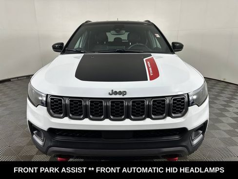 Used 2025 Jeep Compass Trailhawk AWD/4WD image 8
