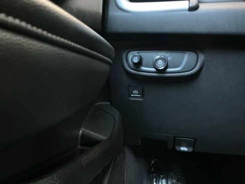 Used 2024 GMC Terrain SLE image 18