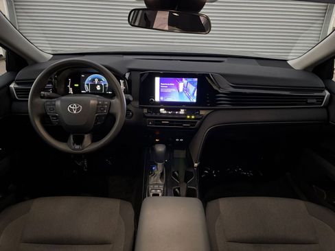 Used 2025 Toyota Camry LE image 32