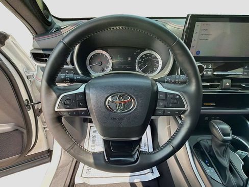 Used 2024 Toyota Highlander XSE AWD/4WD image 11