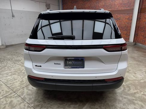 Used 2023 Jeep Grand Cherokee Altitude image 4